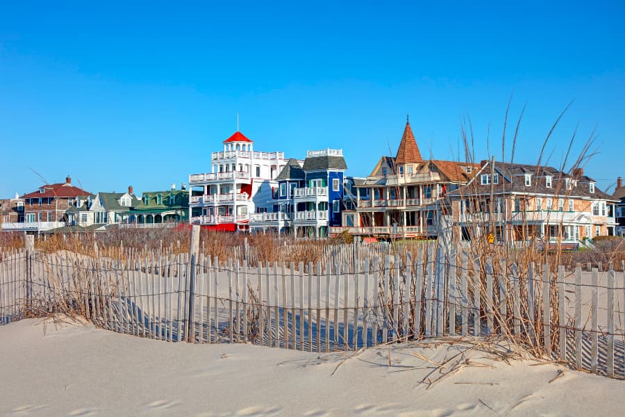 Mansions and hotels in Cape May in front of sandy beach